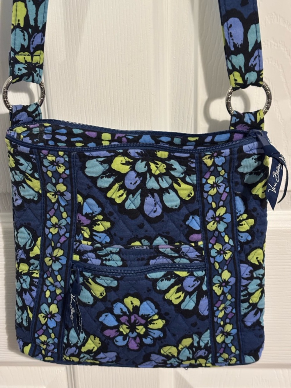 😍Vera Bradley Navy Quilted Floral Crossbody